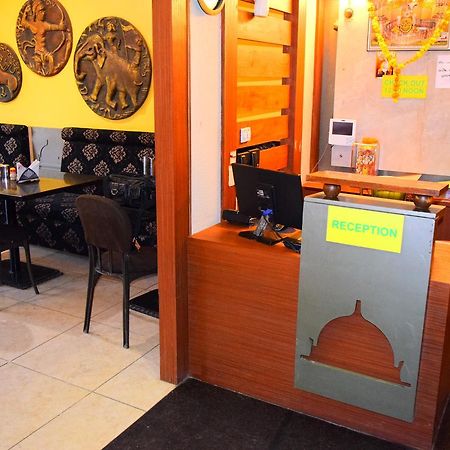 Hotel Chandragupta Уджайн Екстериор снимка