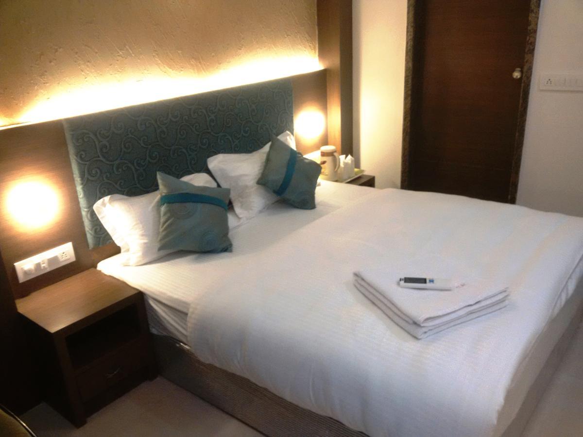 Hotel Chandragupta Уджайн Екстериор снимка