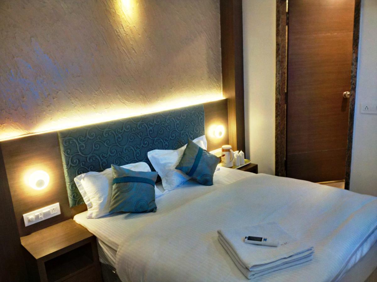 Hotel Chandragupta Уджайн Екстериор снимка