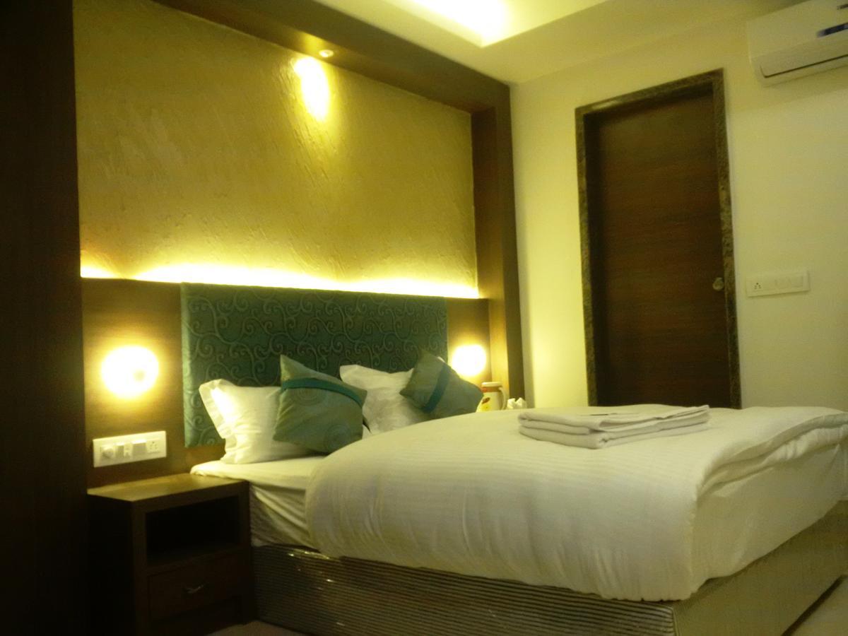 Hotel Chandragupta Уджайн Екстериор снимка