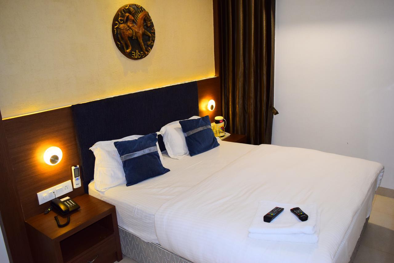 Hotel Chandragupta Уджайн Екстериор снимка