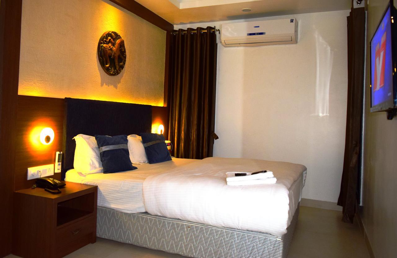 Hotel Chandragupta Уджайн Екстериор снимка