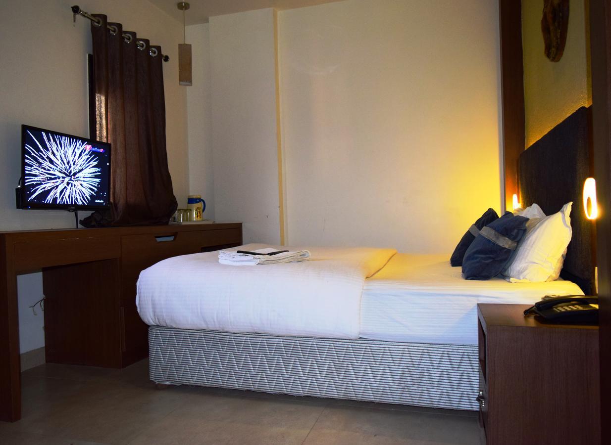 Hotel Chandragupta Уджайн Екстериор снимка