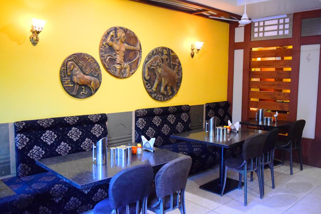 Hotel Chandragupta Уджайн Екстериор снимка