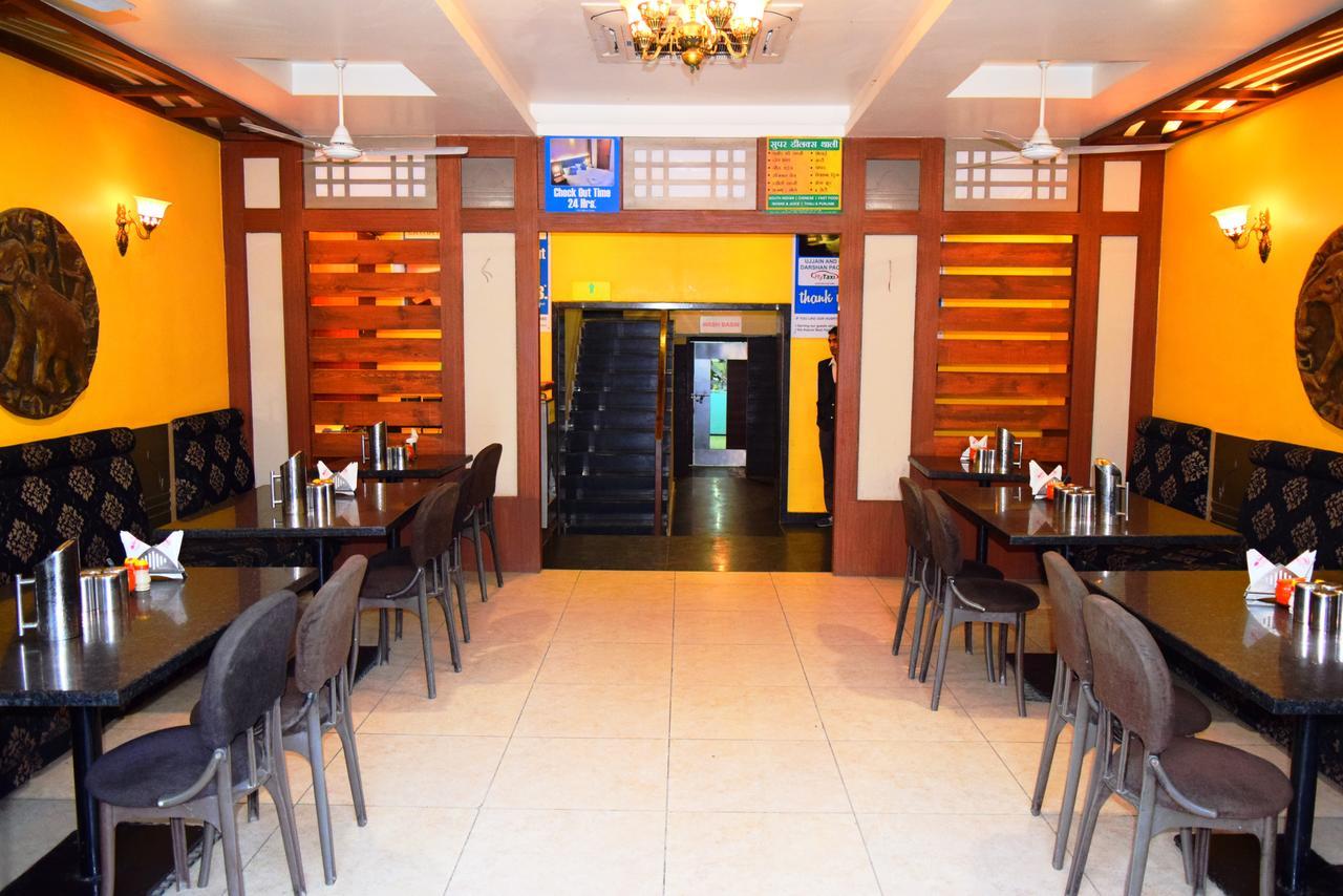 Hotel Chandragupta Уджайн Екстериор снимка