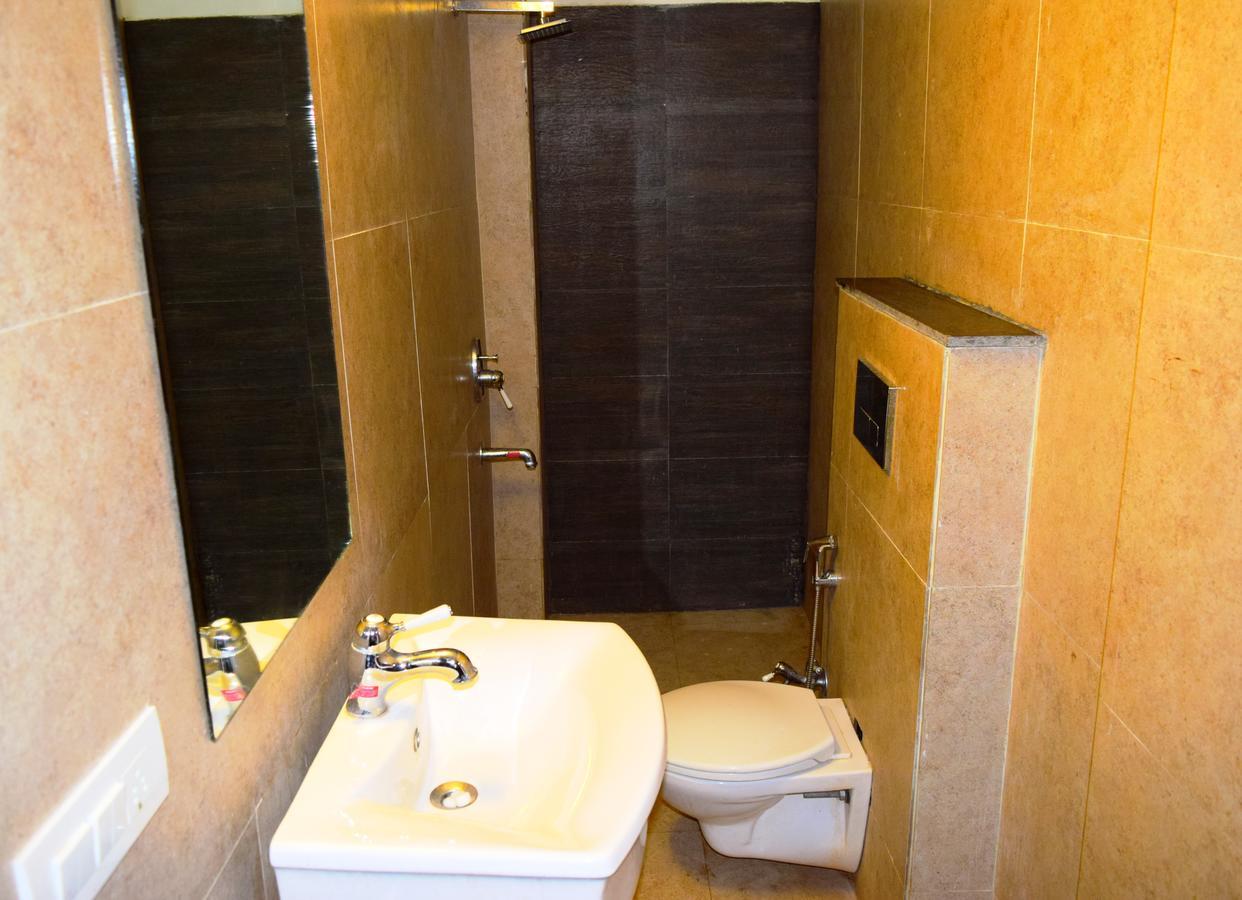 Hotel Chandragupta Уджайн Екстериор снимка
