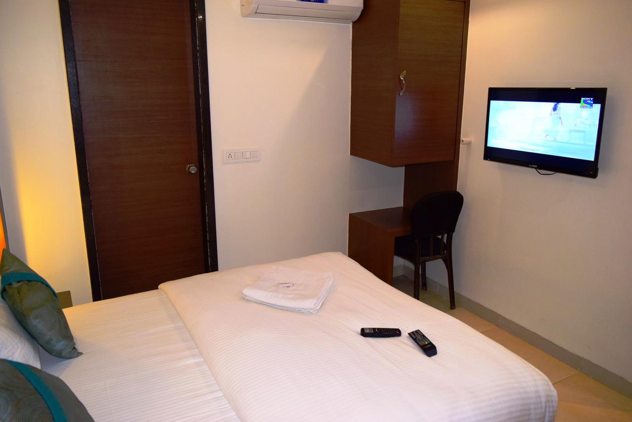 Hotel Chandragupta Уджайн Екстериор снимка