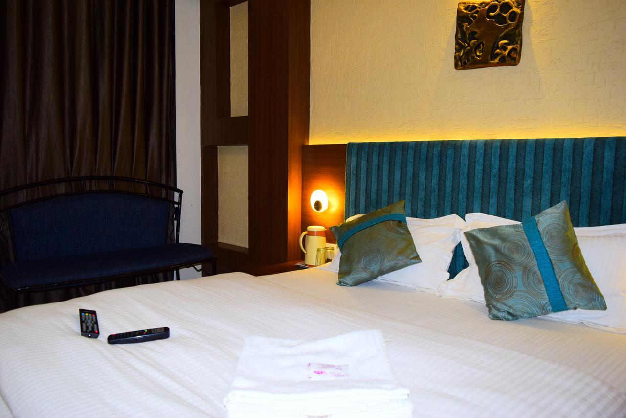Hotel Chandragupta Уджайн Екстериор снимка
