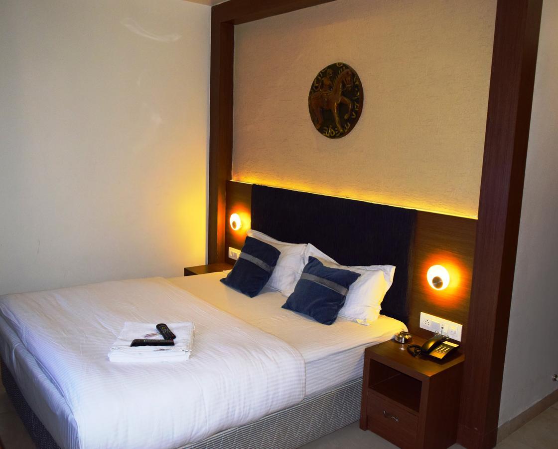 Hotel Chandragupta Уджайн Екстериор снимка