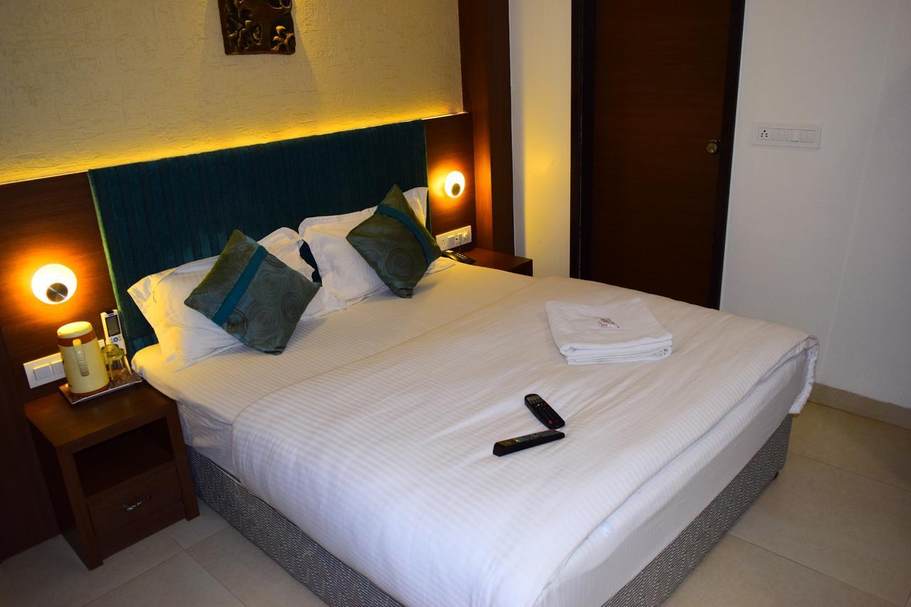 Hotel Chandragupta Уджайн Екстериор снимка