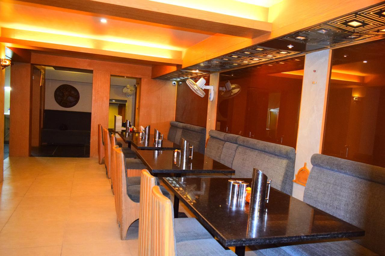 Hotel Chandragupta Уджайн Екстериор снимка
