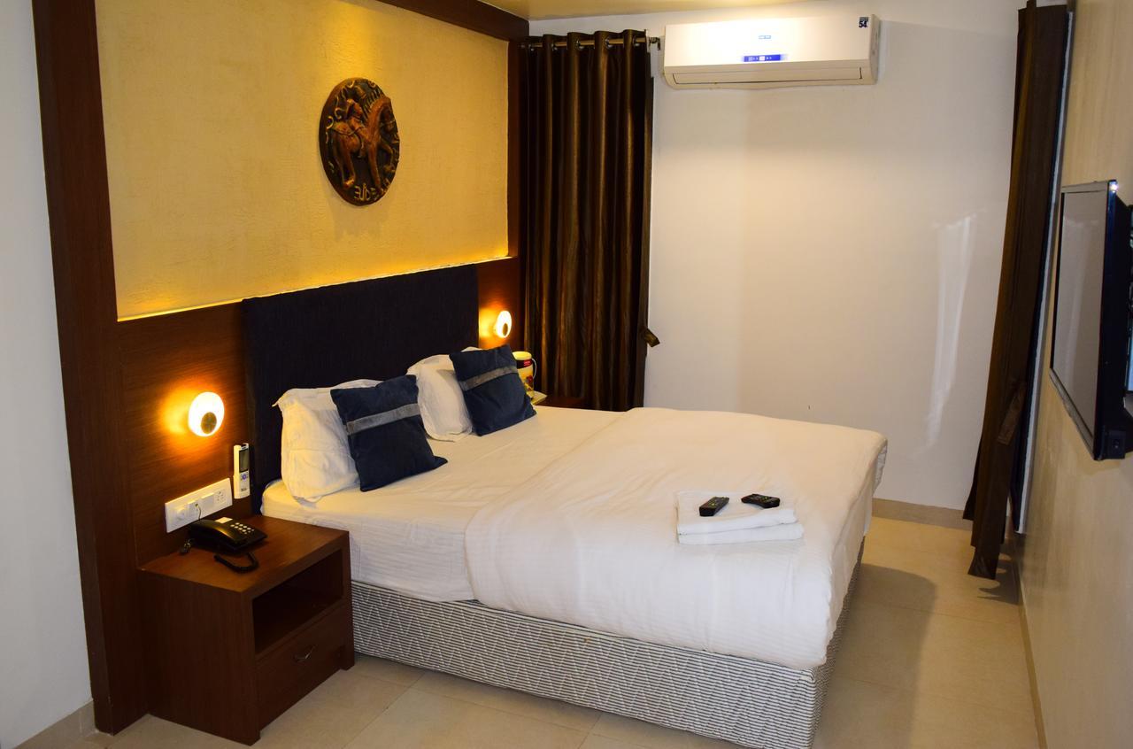 Hotel Chandragupta Уджайн Екстериор снимка
