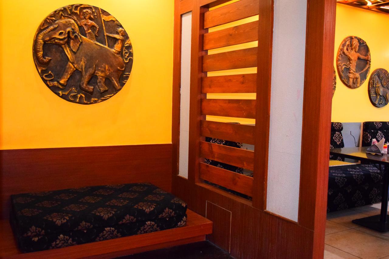 Hotel Chandragupta Уджайн Екстериор снимка
